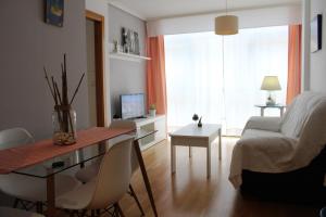 een woonkamer met een tafel en een bank bij Las Rosas in Vigo