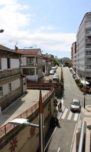 een balkon met uitzicht op een straat met auto's bij Las Rosas in Vigo