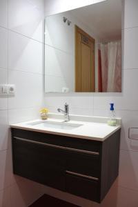 a bathroom with a sink and a mirror at Las Rosas in Vigo