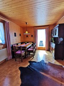 Телевизия и/или развлекателен център в CHALET HÜTTLE - authentisch, ruhig, mitten im grün