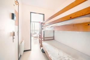 une chambre avec deux lits superposés et une fenêtre dans l'établissement Appartement au pied des pistes, à Samoëns