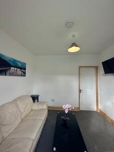 uma sala de estar com um sofá e uma mesa em Browning House I Long or Short Stay I Special Rate Available em Derby