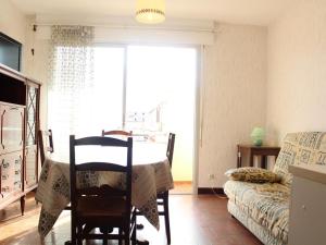 een woonkamer met een tafel en een bank bij Appartement Port-la-Nouvelle, 2 pièces, 4 personnes - FR-1-229C-55 in Port-la-Nouvelle