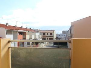 een balkon met uitzicht op een straat en gebouwen bij Appartement Port-la-Nouvelle, 2 pièces, 4 personnes - FR-1-229C-55 in Port-la-Nouvelle