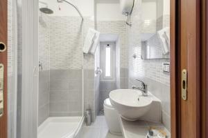 uma casa de banho com um lavatório, um WC e um chuveiro em MF Hotel em Roma