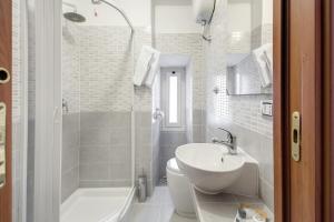 Koupelna v ubytování MF Hotel