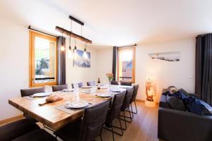 a large dining room with a long table and chairs at Résidence Neige Et Soleil - 5 Pièces pour 10 Personnes 144 in Les Deux Alpes