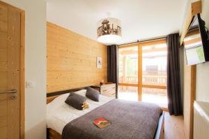 Tempat tidur dalam kamar di Résidence Neige Et Soleil - 5 Pièces pour 10 Personnes 144