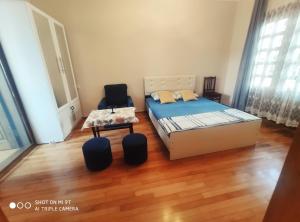 sypialnia z łóżkiem i 2 krzesłami w obiekcie Guesthouse Mery w Kobuleti