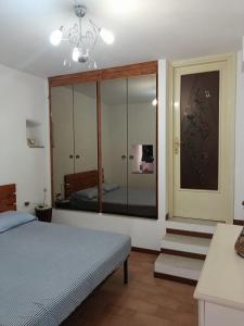um quarto com uma cama e um grande armário de vidro em Casa Mia em Poggio Moiano