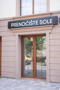 a store front with a sign that reads progressive sales at PRENOCISTE SOLE in Vranje