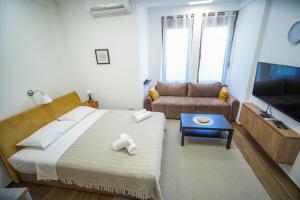 Habitación pequeña con cama y sofá en PRENOCISTE SOLE en Vranje
