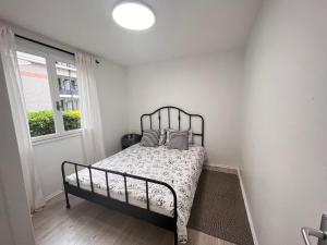 een slaapkamer met een bed in een kamer met een raam bij Appt 50m2 /3P refait à neuf proche du métro 8 in Maisons-Alfort