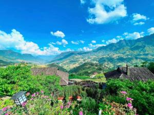uitzicht op een dorp met bergen op de achtergrond bij Huân Đậu Đậu Homestay in Sa Pa