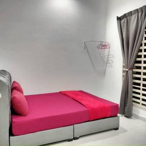 Bett in einem Zimmer mit einer rosa Matratze in der Unterkunft KUALA TERENGGANU GUESTHOUSE-FREE WIFI-NEAR NASI DAGANG ATAS ToL-UNIT A-1 BILIK AIRCOND 2 BILIK KIPAS in Kuala Terengganu