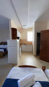 una grande camera con due letti e una cucina di Overview Apartments Saranda a Sarandë