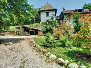 une maison avec un jardin en face dans l'établissement Domaine des moulins - La tour du moulin et son spa, à Villy-le-Bouveret