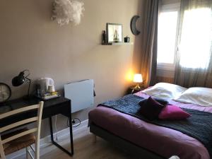 a bedroom with a bed and a desk and a window at Charmante chambre privée 5/10 mn du CentreVille/Port-Jardin/Parking in Nice