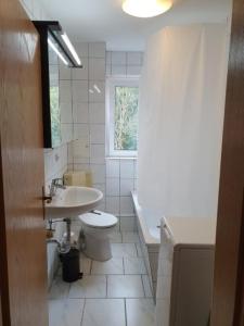 Ett badrum på Monteurwohnung/ Ferienwohnung Weißenfels/ Sachsen - Anhalt