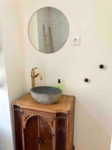 W łazience znajduje się umywalka i lustro. w obiekcie Joli T4 au coeur de Berck-Plage w mieście Berck-sur-Mer