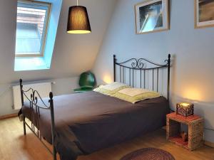 1 dormitorio con 1 cama grande en una habitación en Appartement Merville-Franceville-Plage, 2 pièces, 4 personnes - FR-1-465-26, en Merville-Franceville-Plage