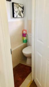 a bathroom with a toilet and a bath tub at City location- 2 bedroom apartment in London