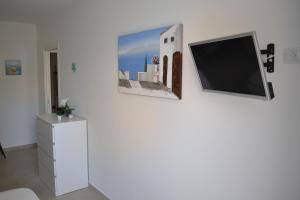 een woonkamer met een tv en een dressoir bij Casa Ventitré in Balestrate