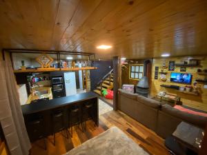 a living room with a bar and a couch in a house at Morada das Estrelas in Cambara do Sul
