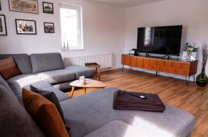 a living room with a couch and a flat screen tv at Zentrale Maisonette-Wohnung in TBB in Tauberbischofsheim