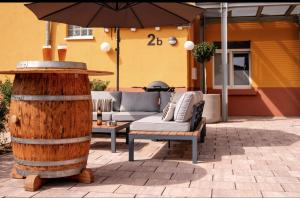 a patio with a table and an umbrella at Zentrale Maisonette-Wohnung in TBB in Tauberbischofsheim