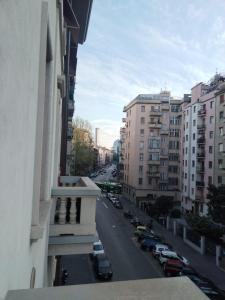 uma vista para uma rua da cidade a partir de uma varanda de um edifício em Bilocale 5 min Stazione Centrale em Milão