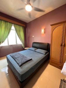 Schlafzimmer mit einem Bett und einem Fenster in der Unterkunft Glory beach private PD in Port Dickson