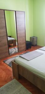 Habitación con cama y espejo. en LOVISTE DOWNTOWN, en Lovište
