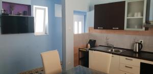 Η κουζίνα ή μικρή κουζίνα στο LOVISTE DOWNTOWN +7 φωτογραφίες