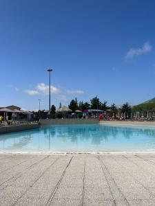 una gran piscina de agua azul en un parque en Residenza Miramonti Suite, en Castel di Sangro