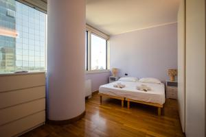 Un dormitorio blanco con una cama y una ventana. en Residence I Gemelli, en Génova