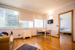 Una sala de estar con una mesa y un dormitorio. en Residence I Gemelli, en Génova 9 fotos más