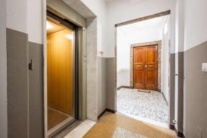 an empty hallway with a door to a bathroom at Cucchiari Suite 8A in Modena