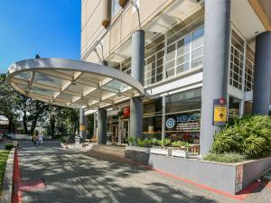 un gran edificio con una pasarela delante de él en ibis Guarulhos Aeroporto, en Guarulhos