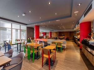 a restaurant with tables and chairs and a cafeteria at ibis Guarulhos Aeroporto in Guarulhos