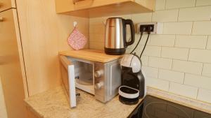 una cucina con macchinetta del caffè su un bancone di Casa Agnese e Rino a Bormio