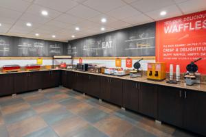 um restaurante de fast-food com uma grande lousa na parede em Hampton Inn Buffalo-Airport Galleria Mall em Cheektowaga