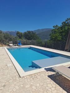 a large swimming pool with a table and a table at Agriturismo Il Casaletto in Montefranco