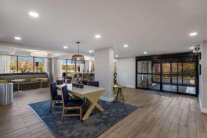 a living room with a table and chairs at Hampton Inn Philadelphia/Willow Grove in Willow Grove