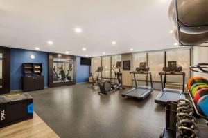 un gimnasio con cintas de correr y equipo cardiovascular en una habitación en Hampton Inn Philadelphia/Willow Grove, en Willow Grove