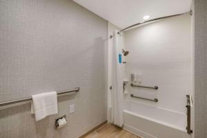 La salle de bains est pourvue d'une douche et de toilettes. dans l'établissement Hampton Inn Philadelphia/Willow Grove, à Willow Grove