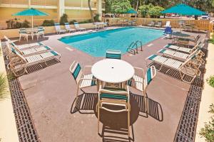 Piscina en o cerca de Super 8 by Wyndham San Antonio Near SeaWorld Ingram Park