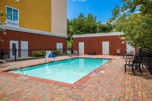 une piscine en face d'un bâtiment dans l'établissement Comfort Suites Denham Springs, à Denham Springs