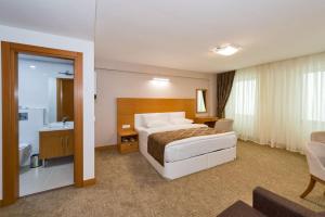 Habitación de hotel con cama y baño en Mıen Hotels, en Estambul