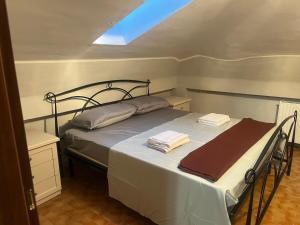 een slaapkamer met een bed met handdoeken erop bij Residenza Miramonti Suite in Castel di Sangro